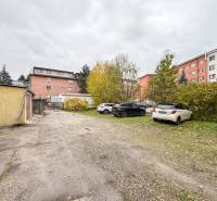 Parkoviště s auty na Bratislavské ulici v Žilině u kanceláří.