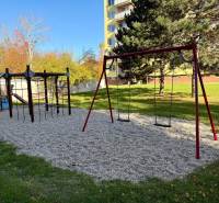 Dětské hřiště v blízkosti 1-pokojového bytu na Hviezdoslavově ulici v Senici.