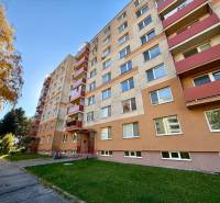 Bytový dům na Hviezdoslavově ulici v Senici nabízí 1-pokojové byty.