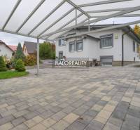 Plocha s dlažbou a přístřeškem u rodinného domu v Domaniži.