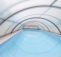 Krytý bazén v rodinném domě v Domaniži s obloukovou konstrukcí.