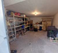 Skladovací prostor v rodinném domě s regály na uskladnění v Dlouhé Vsi.