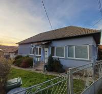 Rodinný dům v Dlhé Vsi, modrá fasáda, šikmá střecha, předzahrádka, kovový plot.