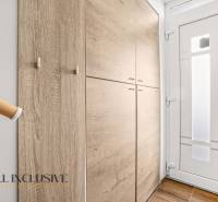 Vstupní chodba s vestavěnou skříní a bílými dveřmi ve 3-pokojovém bytě.