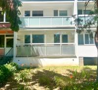 Exteriér bytového domu na Kapitána Nálepku, Košice - městská část Staré Město s balkonem.