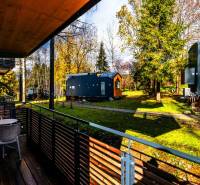 Balkon 2pokojového bytu na Lúčnej v Štrbě s výhledem na zahradu se stromy.