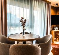 Jídelní kout ve 2-pokojovém bytě s podlahou s dřevěným dekorem a výhledem z okna.