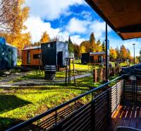 Barevné domečky v podzimním prostředí na Loučné ulici ve Štrbě.