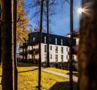 2pokojový byt na Lúčnej ulici ve Štrbě, obklopený podzimním listnatým parkem.