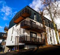 Bytový komplex na Lúčnej ulici ve Štrbě s balkony a parkováním v pěkném prostředí.