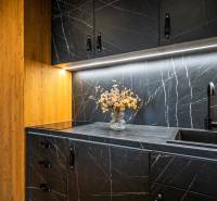 Kuchyňská linka v 2-pokojovém bytě s mramorovým efektem a dřevěnou skříní.