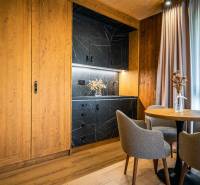 Kuchyňský kout s černým mramorovým dekorem a podlaha s dřevěným dekorem ve 2-pokojovém bytě.