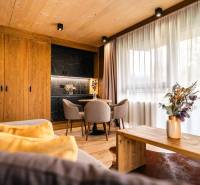 Interiér 2-pokojového bytu s podlahou s dřevěným dekorem, stylovým nábytkem a závěsy.