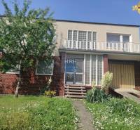 Rodinný dům na ulici Vieska v Radošovicích s cihlovou fasádou a zahradou.