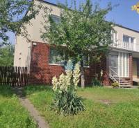 Rodinný dům na Viesce v Radošovicích se zahradou a balkonem z cihel a omítky.