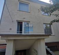 Rodinný dům v Radošovicích na Viesce s venkovním schodištěm a bílou fasádou.