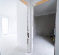 Interiér rodinného domu s dvěma místnostmi, připravený k dokončení.