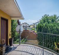 Balkon s výhledem na zahrady v penzionech, Poprad, Hotely a penziony. Ozdobné květináče.