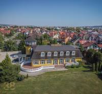 Hotel a restaurace v Popradu obklopené zelení v rámci Hotely a penziony.