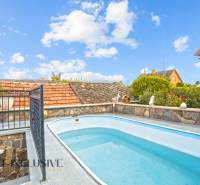 Bazén a kamenný plot u rodinného domu na Kúpeľnej ulici v Dunajskej Stredě.