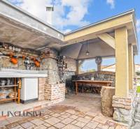 Exteriér rodinného domu na Kúpeľní ulici v Dunajské Stredě, venkovní kuchyně s posezením.