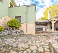 Rodinný dům na Kúpeľnej ulici v Dunajské Stredě s kamennou dlažbou a zahradní kuchyní.