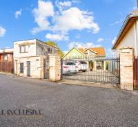 Rodinný dům na Kúpeľnej ulici v Dunajské Stredě s bránou a příjezdovou cestou.