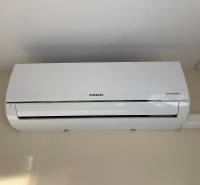 Klimatizace na stěně je součástí vybavení 1-pokojového bytu.