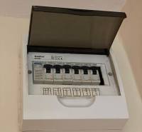 Elektrický rozvaděč s otevřeným krytem a označenými jističemi v 1-pokojovém bytě.