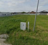 Zelený stavební pozemek ohraničený plotem v oblasti Čane vhodný pro bydlení.