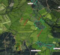 Letecký pohled na zemědělské a lesní pozemky v okolí Štrby se značením hranic katastrálních území.