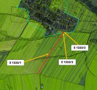 Výhled na zemědělské a lesní pozemky u Štrby se zakreslenými parcelami.