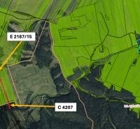 Letecký pohled na zemědělské a lesní pozemky obce Štrba se zakreslenými parcelami.