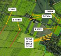 Letecký pohled na zemědělské a lesní pozemky v okolí Štrby se zvýrazněnými parcelami.