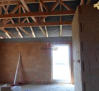 Stavba rodinného domu na ulici Nové Mesto nad Váhom s cihlovými stěnami a stropem.