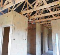 Rozestavěný interiér v rodinném domě na ulici Nové Město nad Váhom, dřevěné trámy.