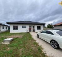 Rodinný dům v Novém Městě nad Váhom, se zaparkovaným autem na příjezdové cestě.