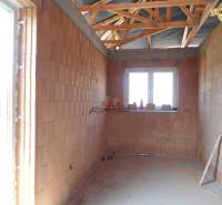 Interiér v budově na ulici Nové Město nad Váhom, budoucí rodinný dům.