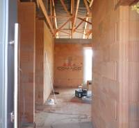 V rozestavěném rodinném domě na ulici Nové Mesto nad Váhom jsou cihlové stěny.