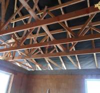 Střešní konstrukce v rodinném domě na ulici v Novém Městě nad Váhom.