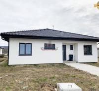 Rodinný dům na ulici Nové Město nad Váhom s moderní střechou a velkými okny.