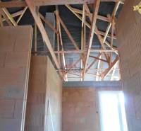 Interiér rodinného domu na ulici Nové Mesto nad Váhom s dřevěnými trámy.