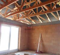 Nedokončený interiér Rodinný dům na ulici Nové Město nad Váhom s dřevěným krovem.