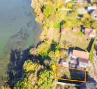 Letecký pohled na pozemky - bydlení u řeky v městském prostředí Jahodné.