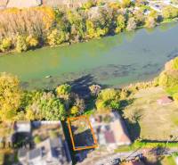 Pozemek na bydlení v Jahodné, blízko řeky a obklopený zelení.