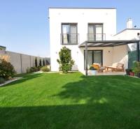 Zahrada s trávníkem u rodinného domu na Ďuríčkově ulici v Miloslavově.