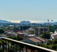 Pohled na město Bar s výhledem na moře a stavebními jeřáby.