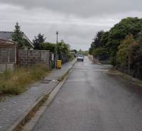 Ulice v Limbachu s domy a chodníkem, vhodná pro Pozemky - bydlení.