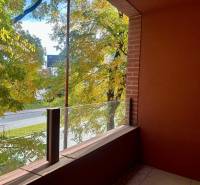 Balkon 1-pokojového bytu na Košické ulici v Bratislavě - Ružinově s výhledem na zeleň.