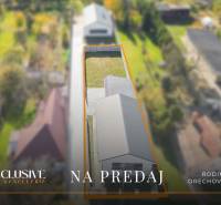 Rodinný dům v Orechové Potôni, ohraničený pozemek, zeleň a sousední stavby. Na prodej.